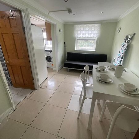 Entire 3 Bedroom Home - Minutes To Emirates Stadium! ลอนดอน ภายนอก รูปภาพ